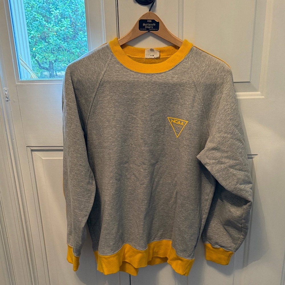 Vintage NCAA Gray and Yellow Men's Sweatshirt